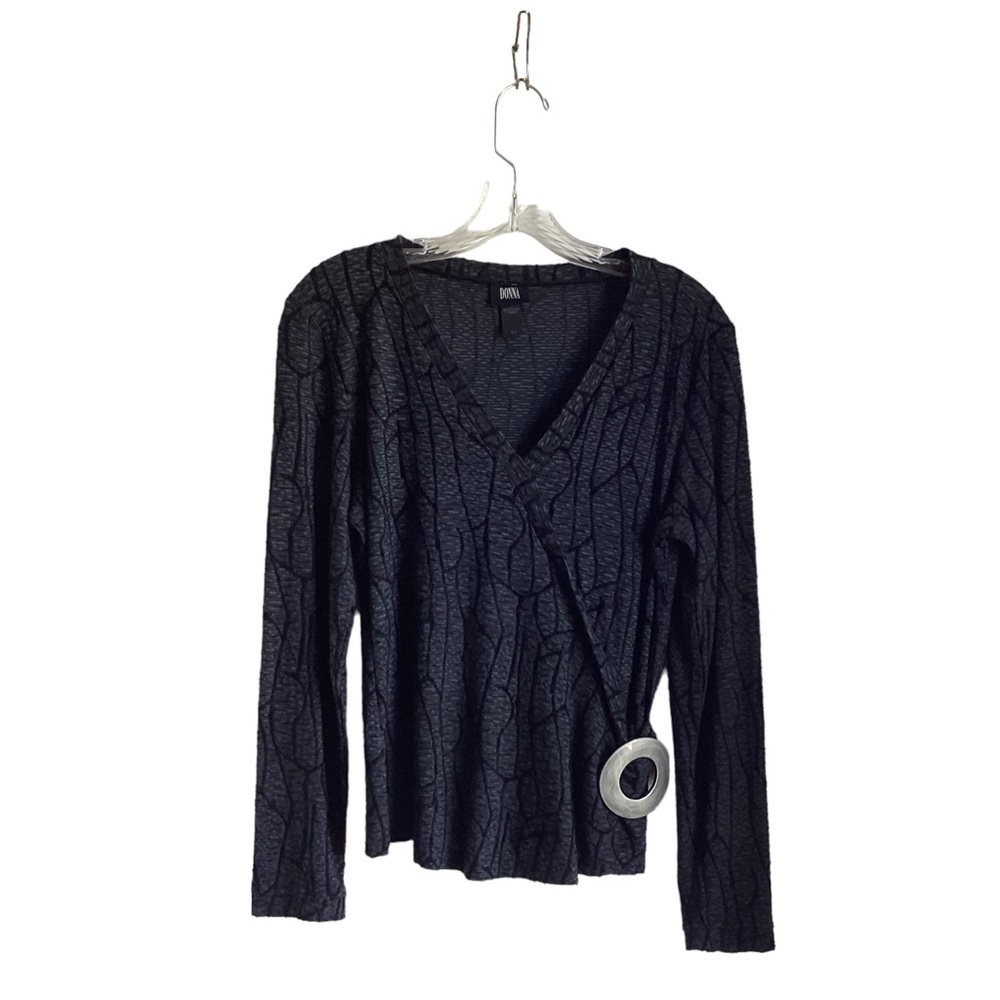 Donna Women’s Black/Gray Print Blouse with Buckle.  Size L